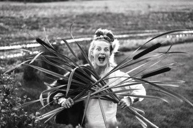 Çimen kamışlı bir kadın, bir duygu patlaması, bir acı çığlığı