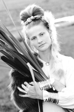 Kırsal alanda çim biçen güçlü genç kadın, tek renkli portre.