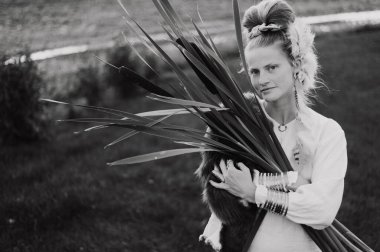 Kırsal alanda çim biçen gülümseyen kadın, tek renk.