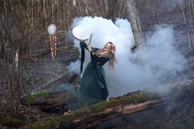 Vahşi Kadın Şamanik Davul Çalıyor Yeşil Yosun Ağacında Duruyor Ormanda, Beyaz Duman Bombası
