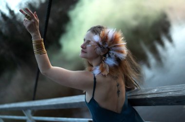 Ahşap köprüdeki kadın şaman, gizemli mistik bir portre.