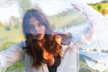 Su topu (Zorb ya da İnsan Hamster Ball 'a benzer) gölet yüzeyinde genç bir kadınla birlikte.