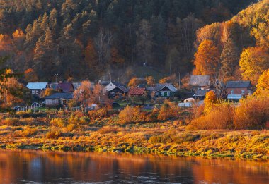 Letonya 'nın Daugava nehrinde yer alan küçük Kraslava kasabasının sonbahar manzarası