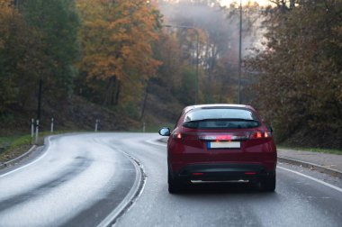 Letonya 'da otoyolda kırmızı arabalı manzara