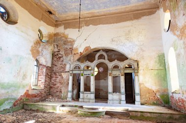 Eski ve terk edilmiş bir Ortodoks kilisesinin kalıntıları.