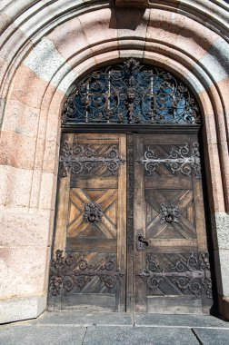 Ortaçağ kalesinde ahşap kapılar