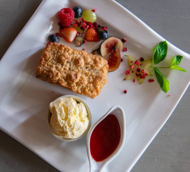 Elmalı pasta, ev yapımı dondurma ve çilek sosu.