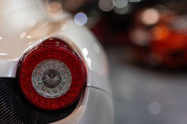 Eski yuvarlak kırmızı far yakın görüntü, ön ışık ayrıntıları beyaz retro araba