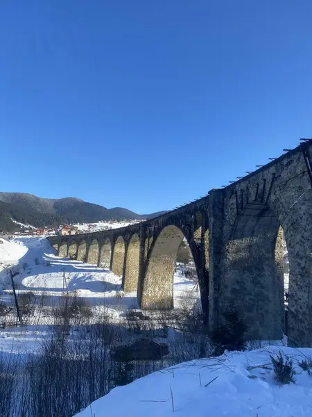 dağlarda demiryolu köprüsü