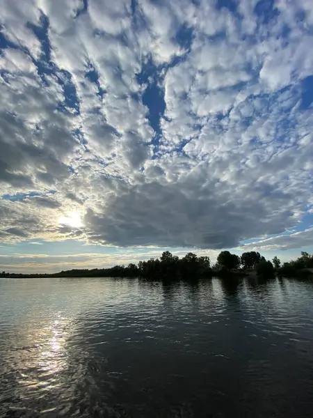Nehrin üzerinde güzel bir gün batımı