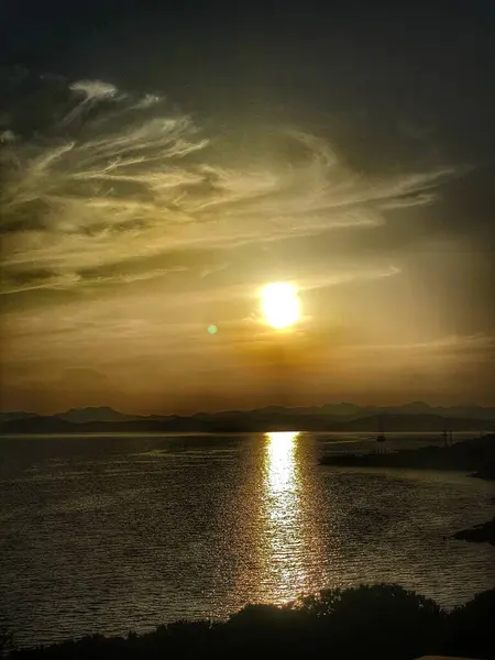 Denizin üzerinde güzel bir gün batımı