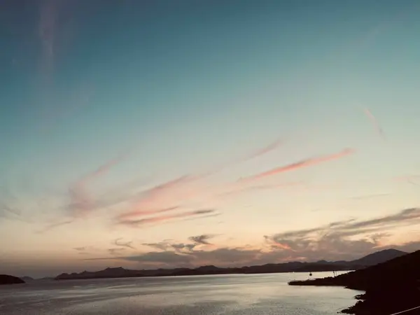 Denizin üzerinde güzel bir gün batımı