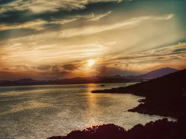 Denizin üzerinde gün batımı