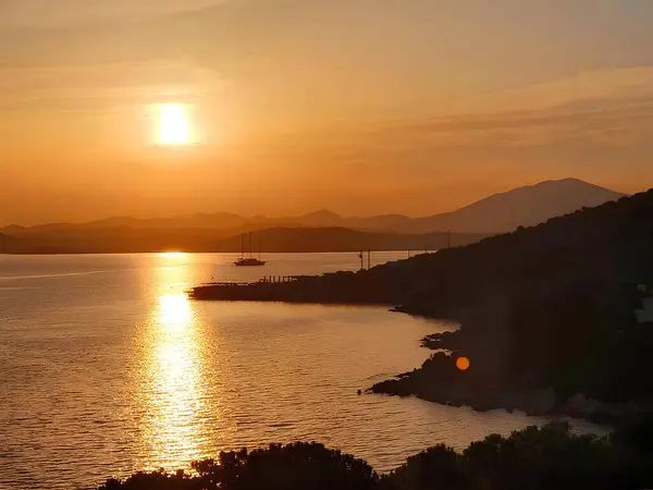 Denizin üzerinde güzel bir gün batımı