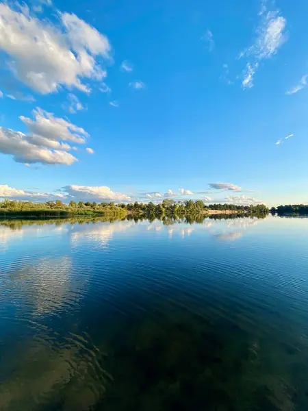 Arkasında bir göl olan güzel bir manzara.