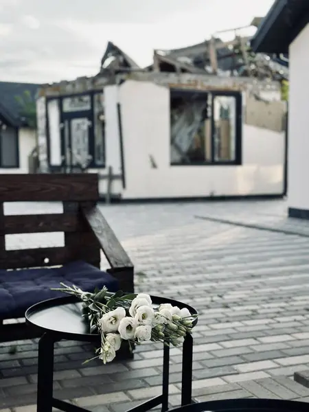 Bucha 'daki yıkık bina manzaralı güzel bir buket. ukraine