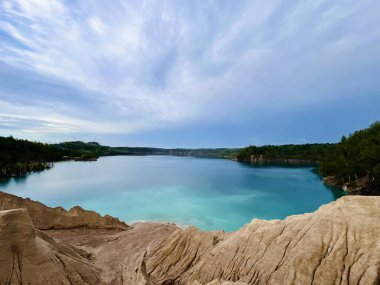 Göl ve dağlarla dolu güzel bir manzara.