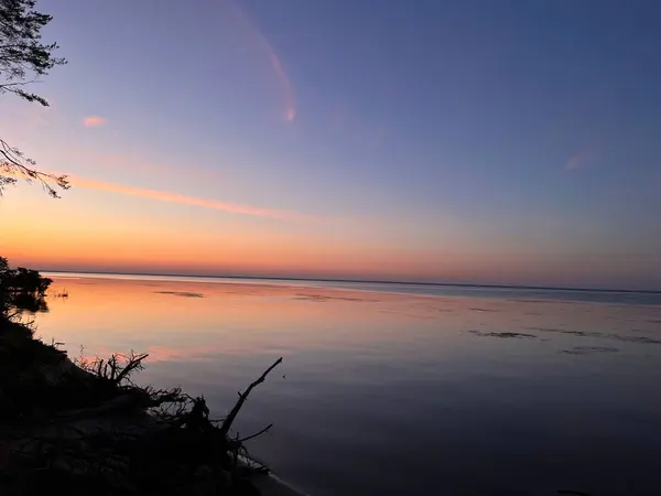 Gölde güzel bir gün doğumu, yaz manzarası