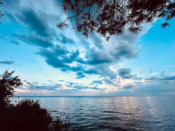 Gölün üzerinde güzel bir gün batımı