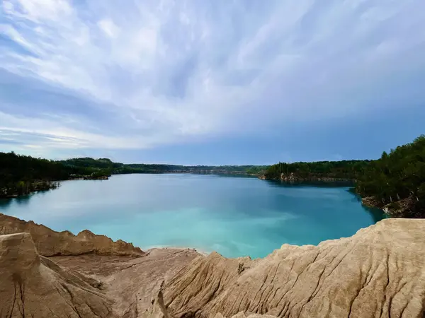 Göl ve dağlarla dolu güzel bir manzara.