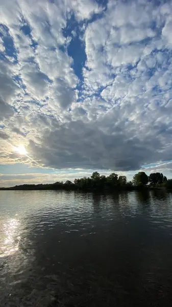 Gölün üzerinde güzel bir gün batımı