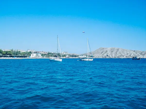 Denizdeki yat ve yatlar