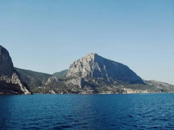 Yaz mevsiminde denizden Akdeniz 'in dağlarına manzara.