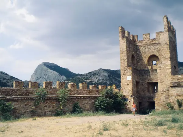 Dağlardaki antik şato