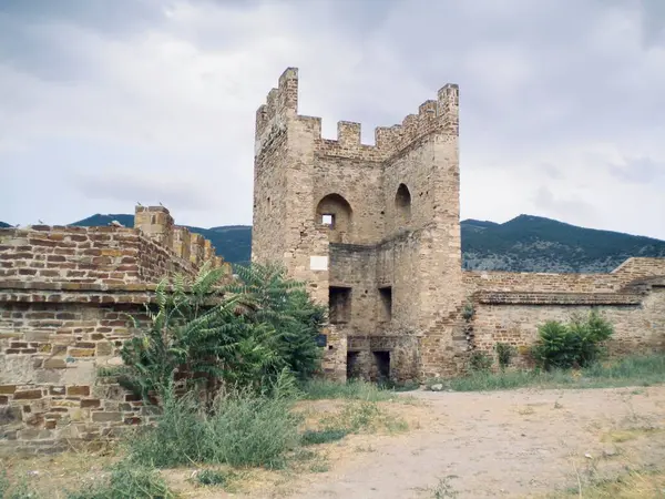 Dağlardaki antik şato