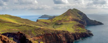 Portekiz, Madeira 'nın doğu kıyısındaki Ponta de Sao Lourenco' nun panoramik manzarası. Atlantik Okyanusu 'nda güneşli bir kış günü, Casa do Sardinha ve Miraduro Ponta do Furado arkada, Avrupa' da.