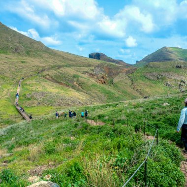 Portekiz, Madeira 'nın doğu kıyısındaki Ponta de Sao Lourenco yarımadasında güneşli bir kış günü Atlas Okyanusu' nda Casa do Sardinha, Miraduro Ponta do Furado ve Avrupa 'da turistik patika