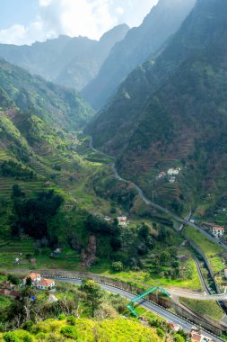 Madeira, Portekiz, Avrupa 'da güneşli bir kış gününde Miraduro de Terra Grande' nin Serra de Agua belediyesinin manzarası