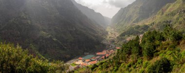 Portekiz, Madeira, Avrupa 'da güneşli bir kış gününde Miraduro de Terra panorama Grande' nin bir belediye yönündeki manzarası