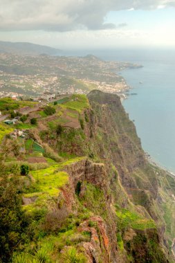 Cabo Girao 'dan Madeira' nın güney sahili manzarası, Avrupa, Portekiz 'in en yüksek uçurum yürüyüşü.