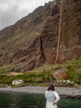 Faja dos Padres, yeşil bölge ve Madeira adasının güney kıyısındaki küçük kara parçası, Portekiz 'e sadece Cablecar, teleferico' dan 250 metre yükseklikteki uçurumdan ulaşılabilir.
