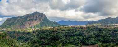 Madeira adasının kuzey kesiminin panoramik manzarası, küçük köylü Faial bölge tepeleri, Portekiz, Atlantik okyanusu bulutlu kış günü 