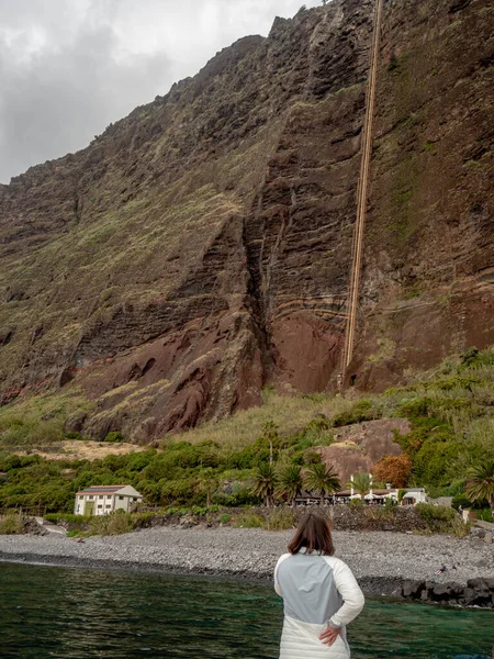 葡萄牙马德拉岛南部海岸的Faja Dos Padres 绿地和一小块土地 只能通过电缆从250米高的悬崖附近通过电传到达 — 图库照片