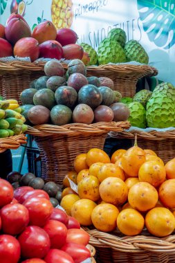 Funchal şehir merkezindeki Mercado dos Lavadores masaları tropikal meyve ve sebzelerle dolu.