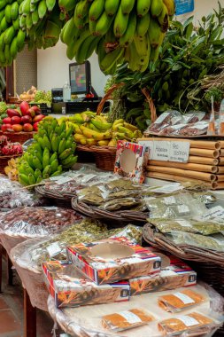 Funchal şehir merkezindeki Mercado dos Lavadores masaları tropikal meyve ve sebzelerle dolu.