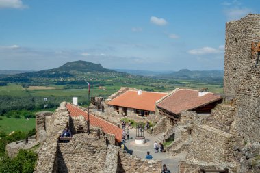 Güzel Szigliget eski kale mimarisi, Balaton Gölü, Macaristan, Avrupa sıcak yaz gününde