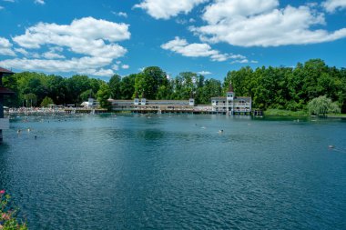 Dünyanın en büyük termal gölü Hvz Gölü, Balaton Gölü, Macaristan, Avrupa sıcak yaz gününde