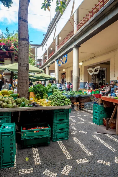 丰沙尔市中心的Mercado Dos Lavadores 桌子上塞满了热带水果和蔬菜 — 图库照片