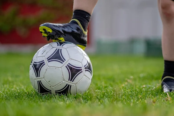 Jonge Jongen Staat Een Bal Voetbalveld Tuin Tijdens Voetballes Stockfoto