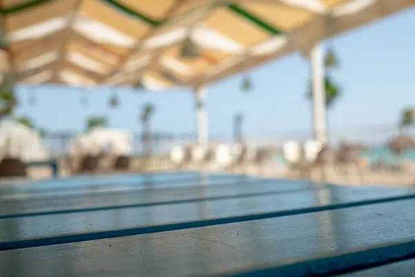 Niebieski Stół Zbliżenie Zamazanym Tle Wakacje Stylu Jednej Tropikalnej Restauracji — Zdjęcie stockowe