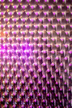 Mor ve turuncu renk tonlarının yaygınlığıyla modern parlak metal desenli arka plan