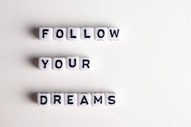 Beyaz küpler ve minyatür boş heykelcikler rüyalarınızın konseptini takip edin, anlamlı bir hayat yaşayın