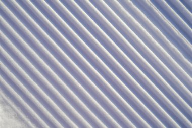 Kış sporları için hazırlanmış kar makinesi ratrak ile sabitlenmiş karlı desenli arka plan yakın plan