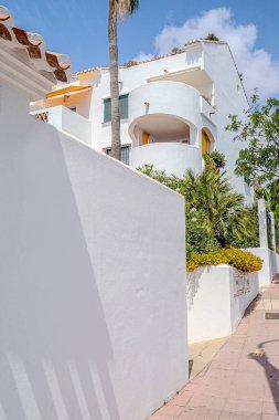 benalmadena modern bir parçası şehir mimarisinin ayrıntıları gündüz, sokak manzarası