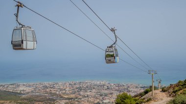 Benalmadena 'dan yakınlardaki tepelere giden teleferik. 
