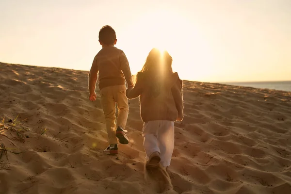 Двое Детей Держащихся Руки Играющих Песчаном Пляже Моря Веселятся Расслабляются — стоковое фото